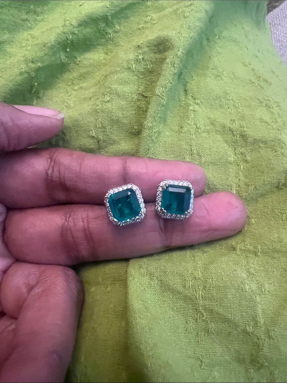 Gorgeous emerald 2ct square studs silver plated - Picture 11 of 11